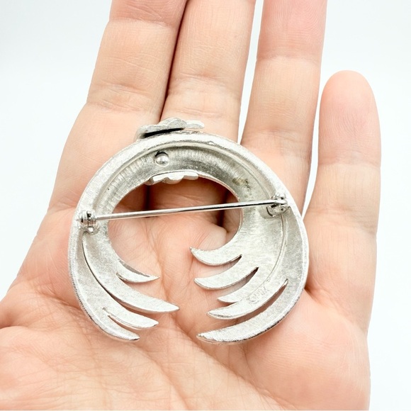 VINTAGE PIM SIGNED TEXTURED SILVER TONE PIN BROOCH - Picture 4 of 8